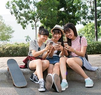 Pengen Keliatan Charming dan Punya Banyak Teman? Ternyata Begini Caranya!